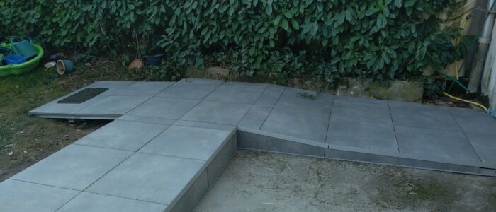 Rampe d'accès en carrelage 2cm sur structure terrassteel