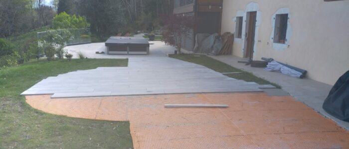 Terrasse en grès céram pose collée sur dalle béton avec natte de désolidarisation